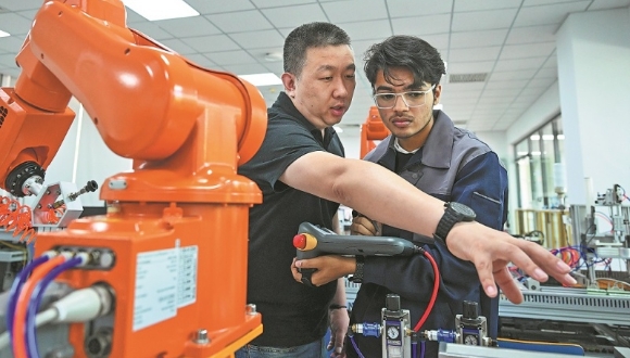 Comment l'aide à la formation offerte par la Chine aide à autonomiser le Sud Global                    Lorsque Joseph Njane, un agent de formation des chemins de fer du Kenya, est monté pour la première fois à bord d'un train à grande vitesse de Beijing à Wuhan puis Guangzhou, il a été captivé par la vitesse, la sécurité et la sophistication technologique du réseau ferroviaire chinois.
